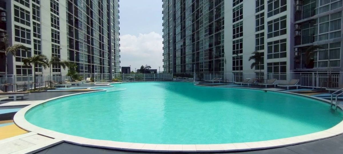 The Twin Tower Jomtien 天台泳池与休憩区