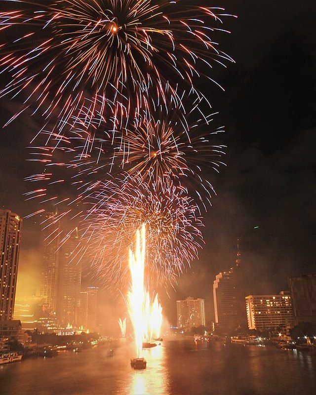 芭堤雅国际烟花节，The Twin Tower 附近芭堤雅节庆，中天