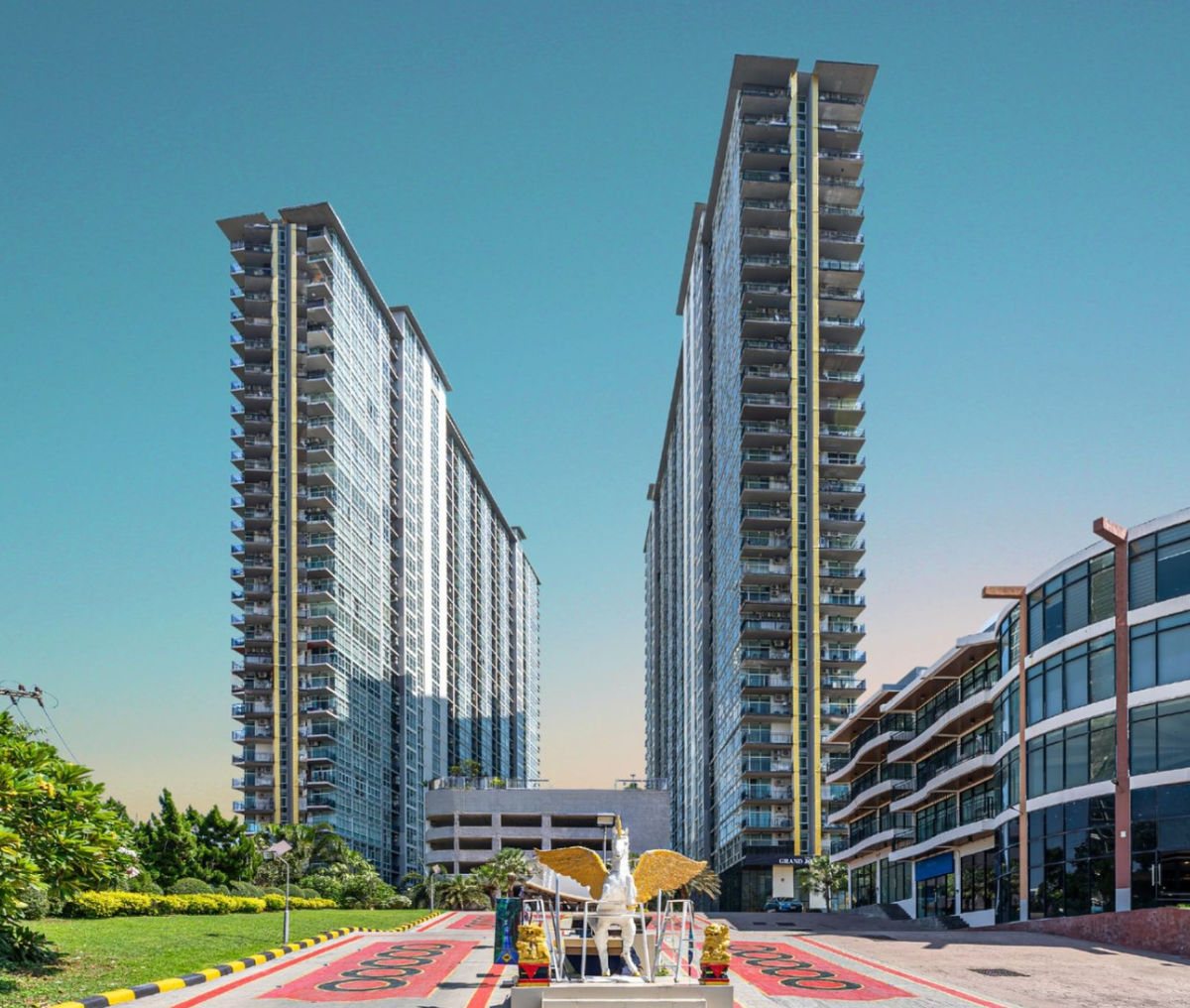 The Twin Tower Jomtien 的 A 座与 B 座双子塔楼